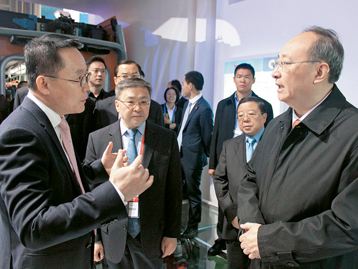  四川省委副書(shū)記、省長(zhǎng)尹力在2016年西博會(huì)蒞臨成都展館新筑有軌電車展區(qū)